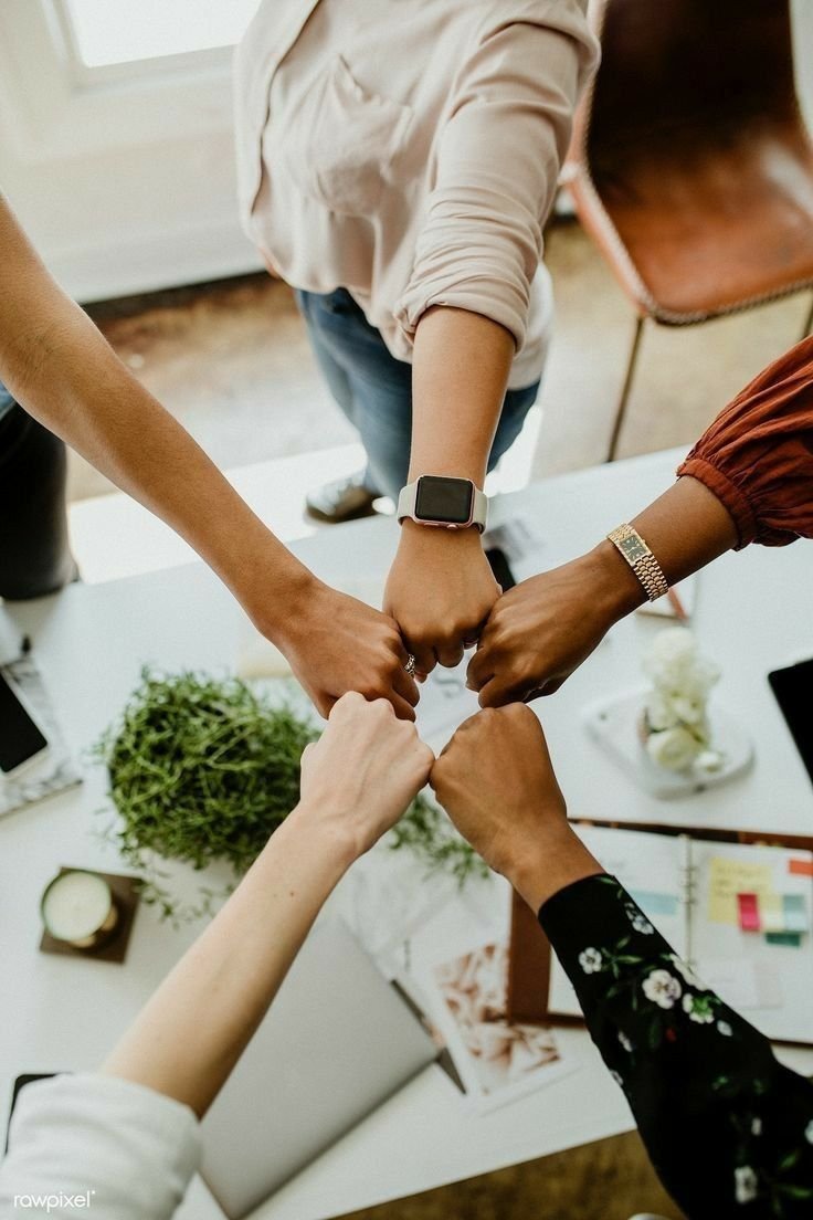 Equipe reunida em uma mesa de planejamento