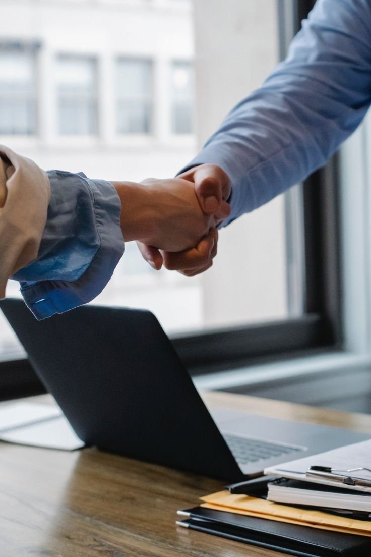 Aperto de mãos representando uma contratação bem conduzida